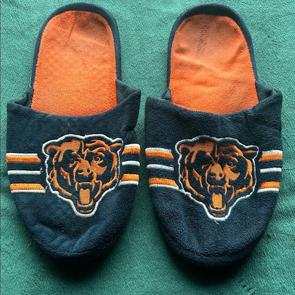 Forever Chicago Bears Men’s Slippers in Orange and Gray XL